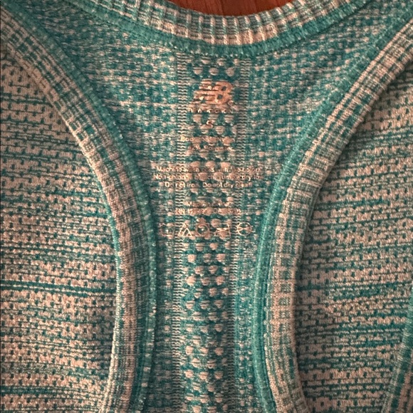 New Balance Razorback Athletic Tank Top - Picture 4 of 6